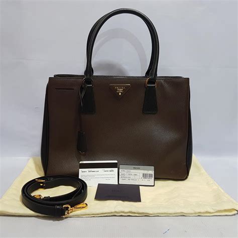 prada saffiano 33